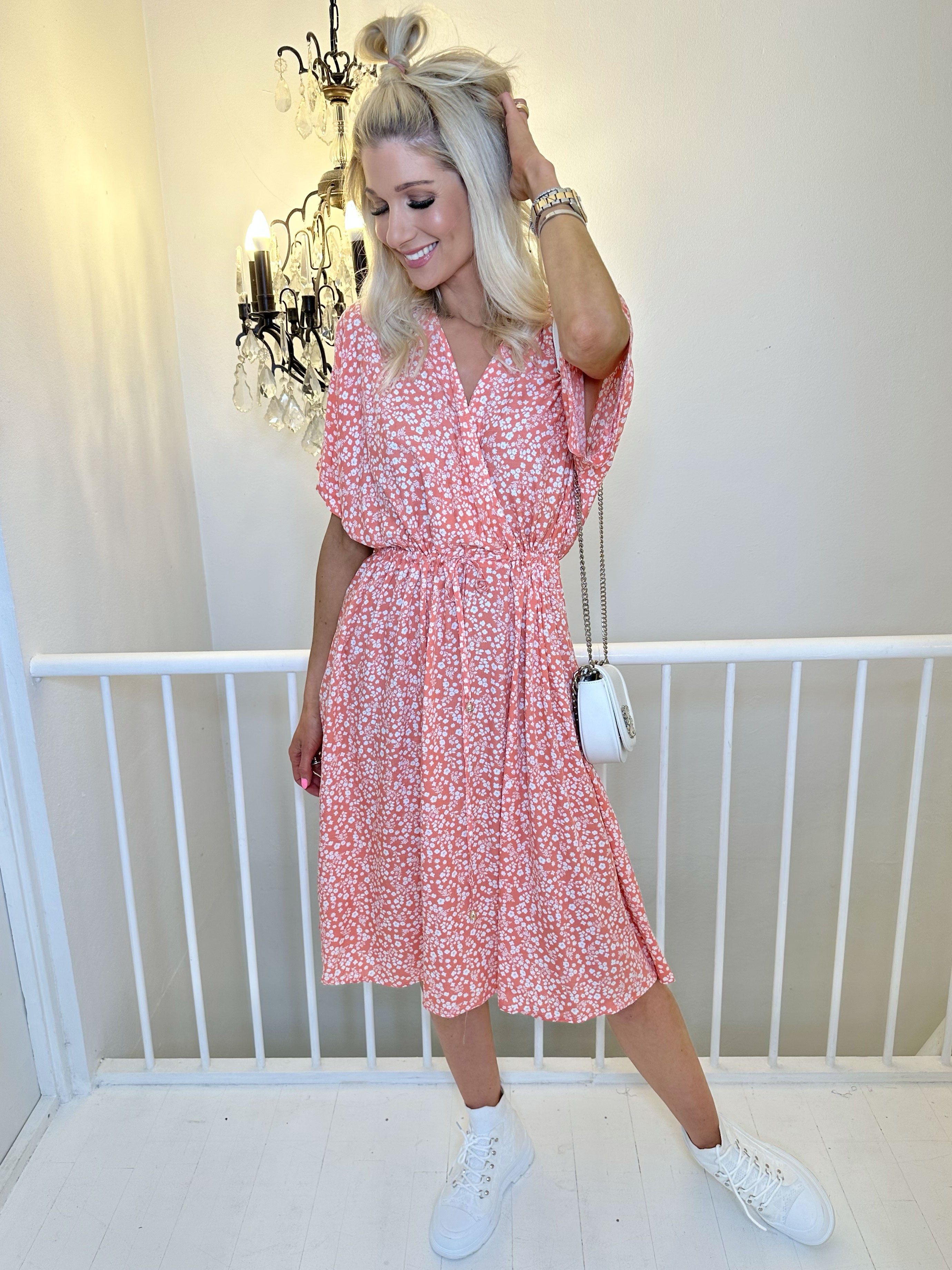 Alicia - Sød viskose kjole i småt blomsterprint